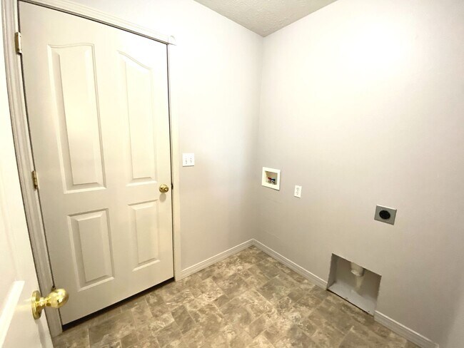 Building Photo - 3 Bed 2 Bath Single Level Home with 3 Car ...