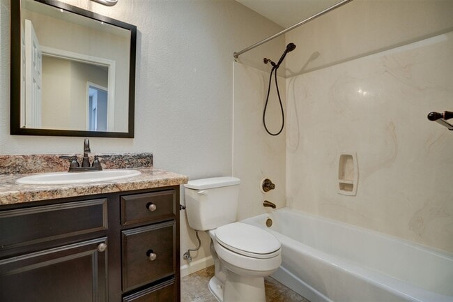 Building Photo - 3 bedroom, 2 bathroom home in Forest Hylands!