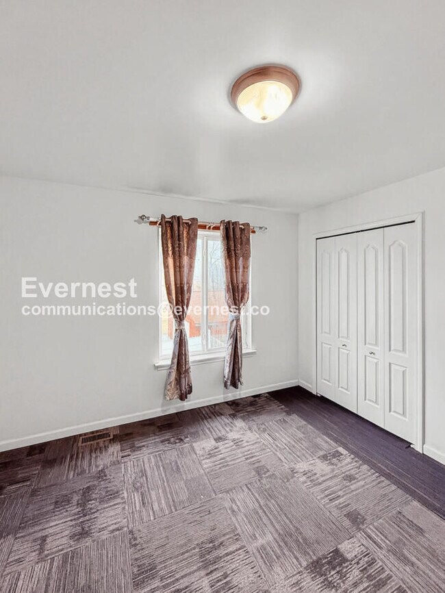 Building Photo - Spacious 3 Bed, 2.5 Bath Home with Fenced Yard and Attached Garage