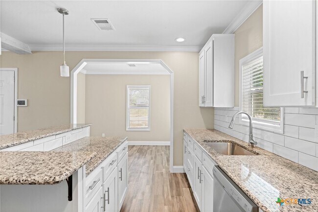 Building Photo - 711 La Cresta Dr