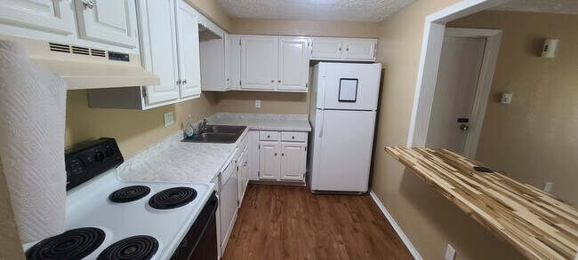 Building Photo - 315 Meadow Dr
