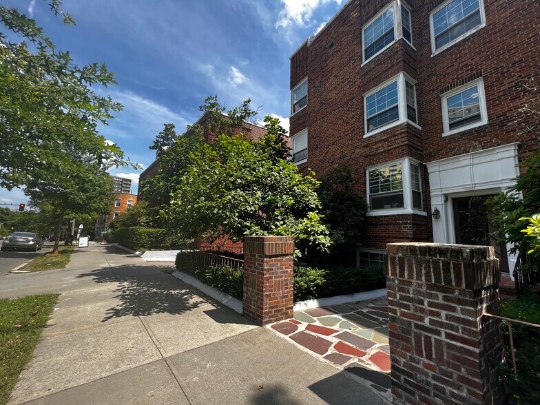 Building Photo - 1559 Beacon St