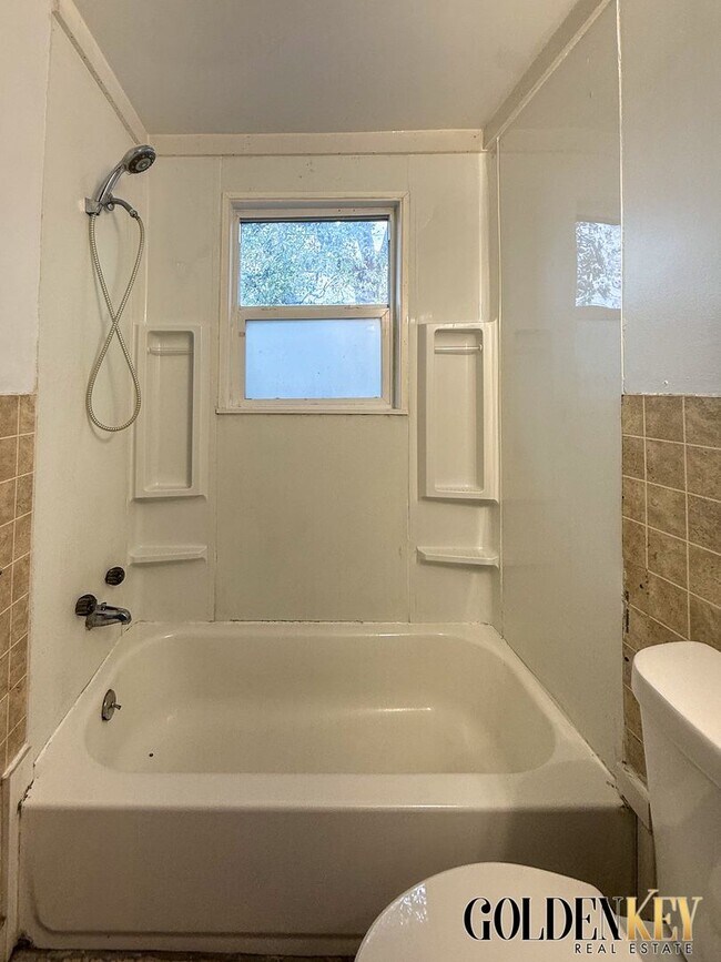 Building Photo - 3 Bed 1 Bath Lincoln Park Home