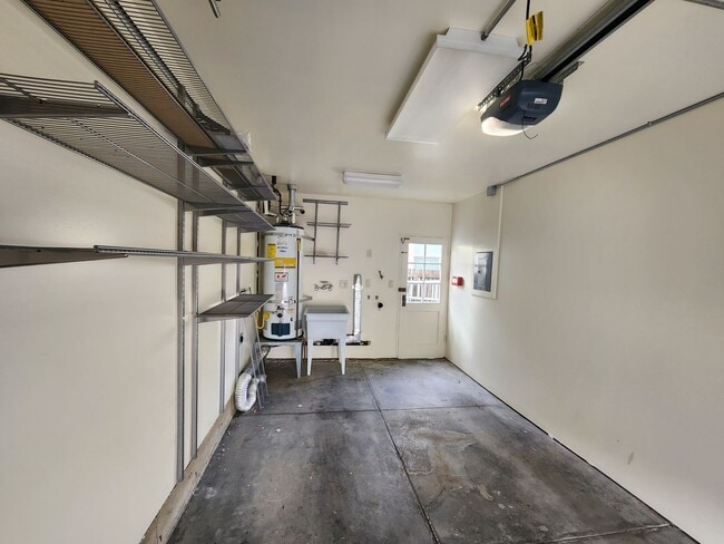Building Photo - Amazing 1 bedroom with private backyard an...