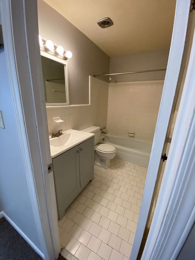 Building Photo - 2Bedroom 1.5Bath - $900 - REDUCED RENT!!
