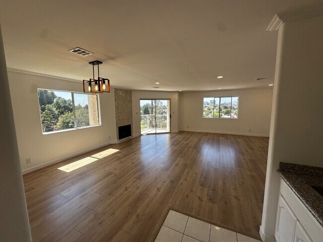 Building Photo - 4003 Sunset Dr