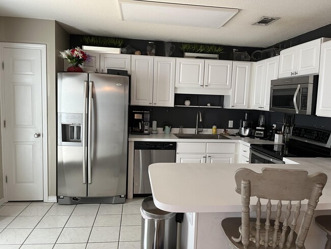 Building Photo - 1098 Forest Lake Terrace