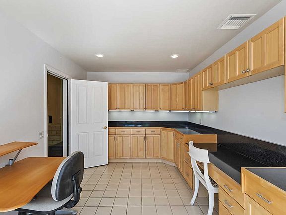 Building Photo - 48600 Shady View Dr
