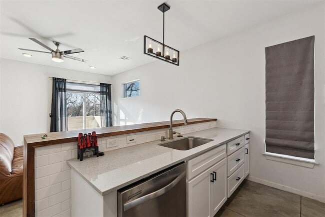 Building Photo - 1008 N Francis Ave