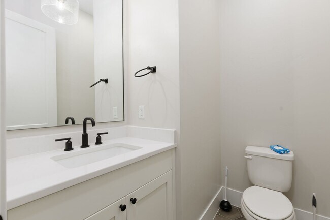 Building Photo - Gorgeous 5 bed | 3.5 bath |  Custom Home with RV Garage in Tonaquint!