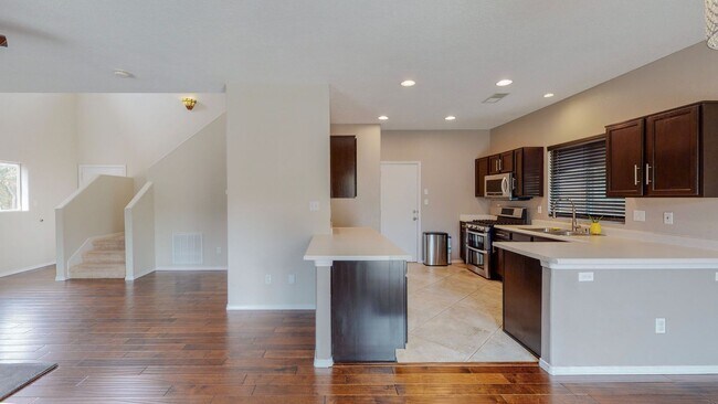 Building Photo - Vista Del Norte neighborhood 3 Bedroom