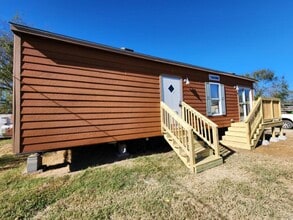 Building Photo - 140 Holy Temple St