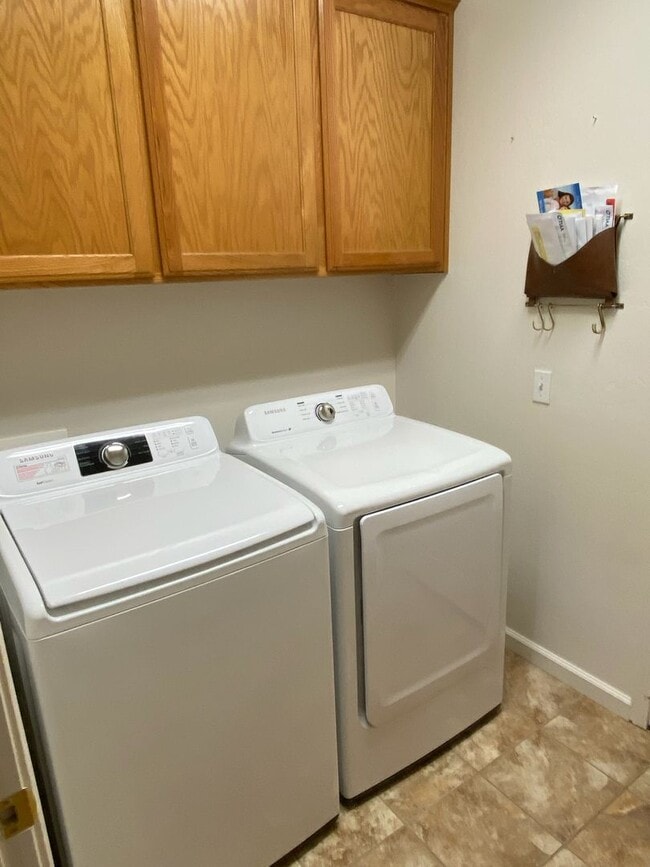 Building Photo - 6245 W Whitley Ave