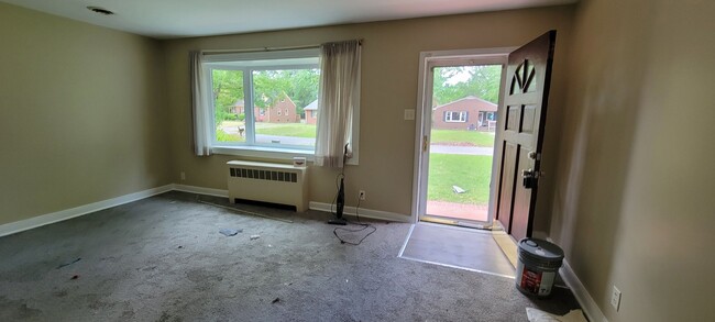 Building Photo - Brick ranch in Southside with large privat...