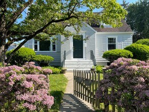 Building Photo - 3 Bedroom 2 Bath Fairfield House Near Southport