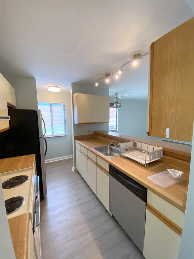 Building Photo - 1002 Linden Ave