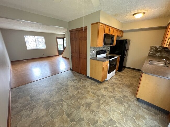 Building Photo - 3090 Highcliff Ct