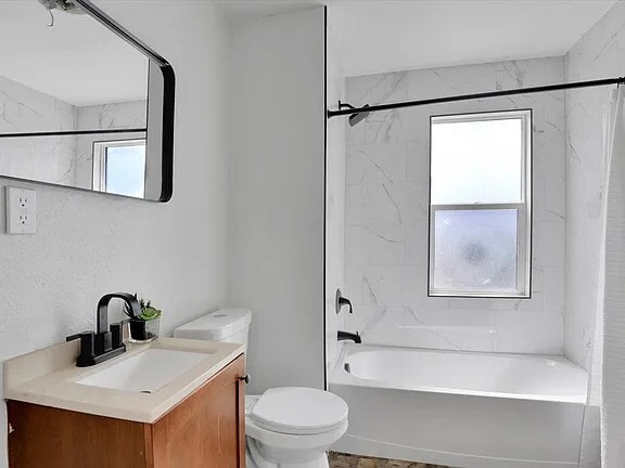 Building Photo - 2218 E Pacific Ave