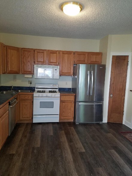 kitchen - 724 W Washington St
