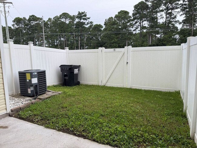 Building Photo - Beautiful 2 bedroom, 2.5 bath Town House