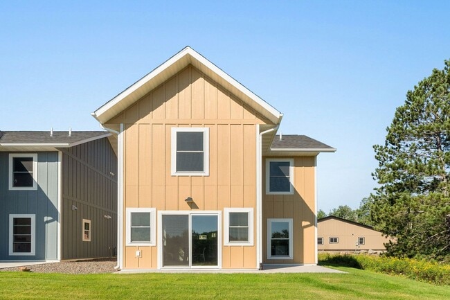 Building Photo - AVAILABLE November! -  3 Bed 3 Bath brand ...