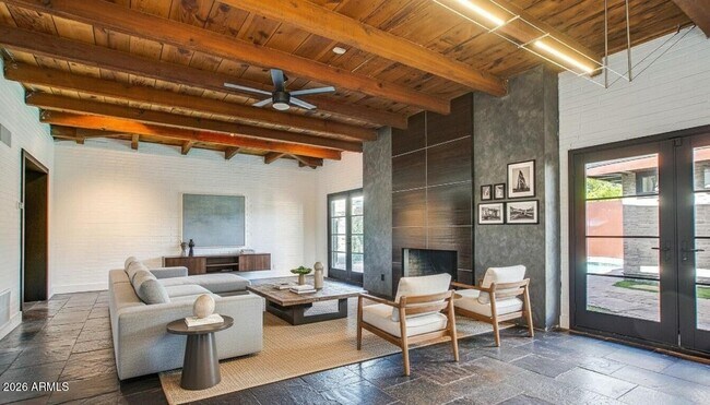 Building Photo - 902 W Verde Ln