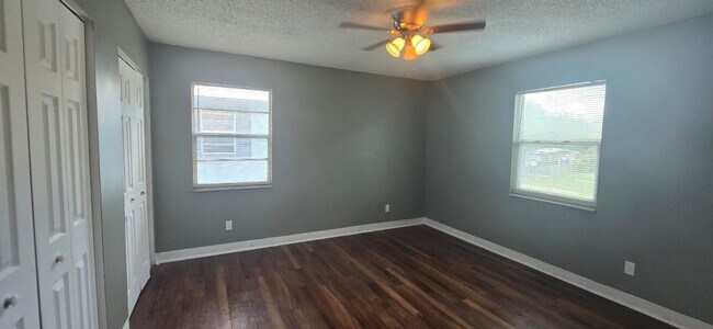 Building Photo - Available 2/1.5 Townhome in Tampa Apply for FREE This Holiday Season!