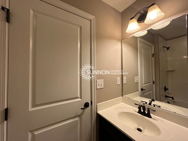 Building Photo - Updated 3 Bedroom Townhome in Bryant Park
