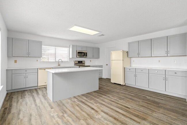 Building Photo - 8090 Chestnut Ash Dr