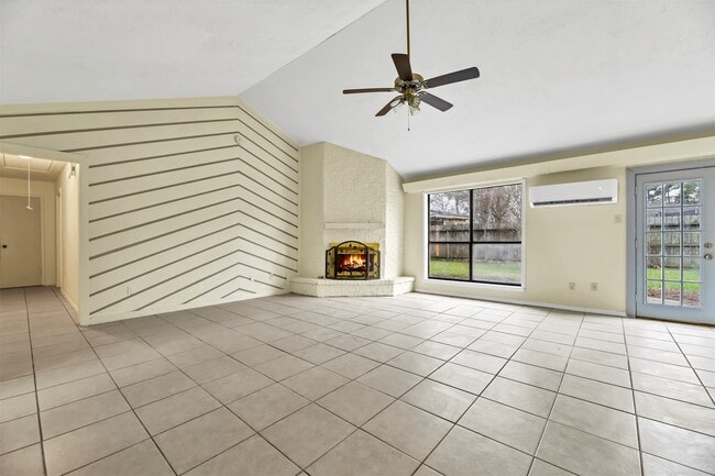 Building Photo - 9842 Pinehurst St