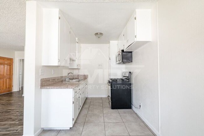 Building Photo - 2 bed 1 bath unit in Inglewood 90302