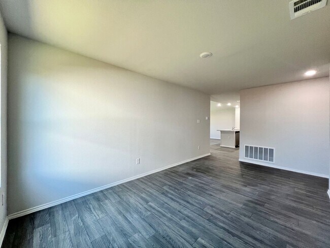 Building Photo - Cozy Home in The Villages of Mayfield