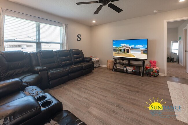 Building Photo - Stunning 4 Bedroom Home in Crestview! -Sol...