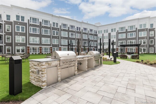 Building Photo - 2069 E Hoffman Ave