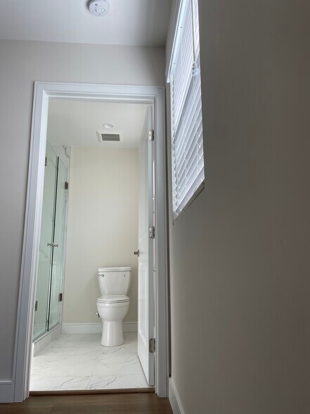Hallway bath - 3127 Prospect Ave