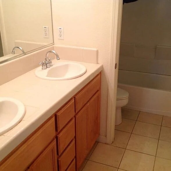 Building Photo - 814 Round Hill Dr