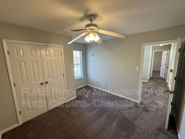 Building Photo - 12115 Landing Green Dr