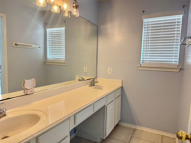 Building Photo - 14802 Bellflora Ct