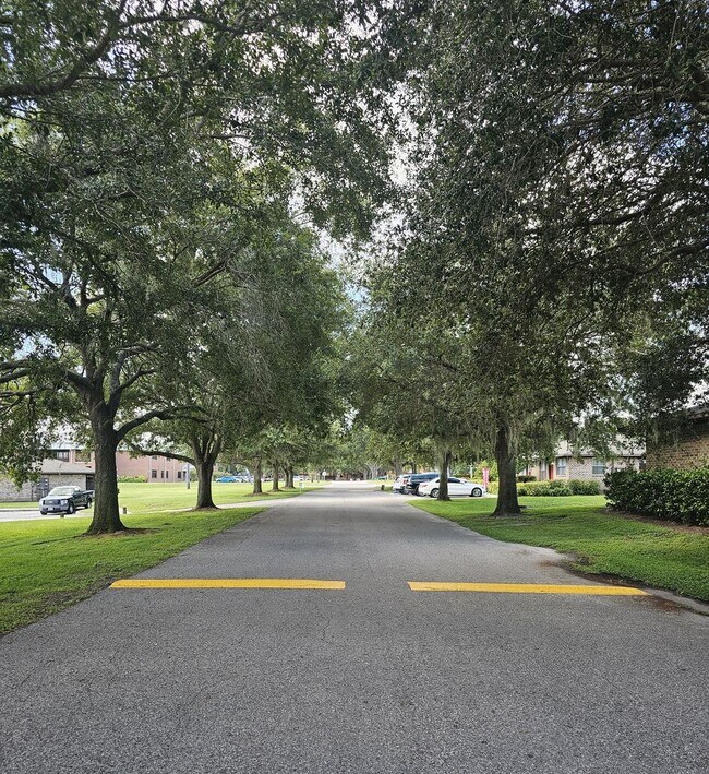 Building Photo - ***1st MONTH RENT FREE! Cozy 1 Bedroom Apartment in Eagle Lake