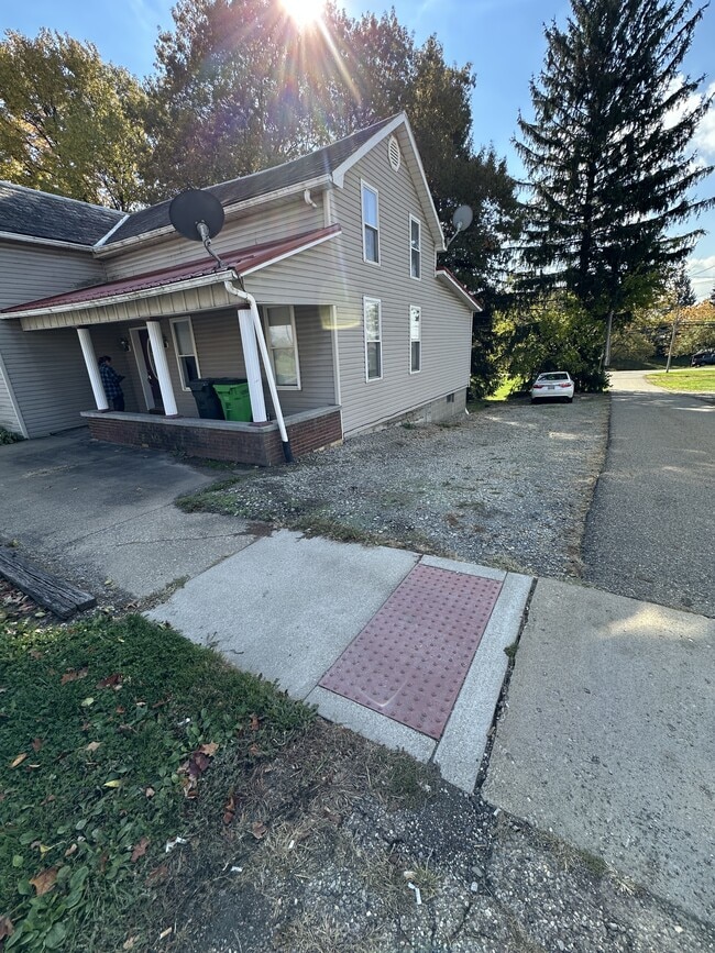 Primary Photo - 962 W Main St