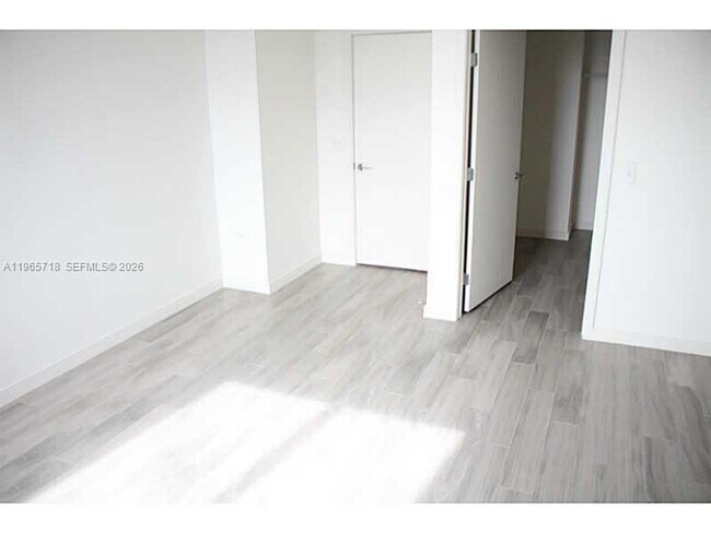 Building Photo - 999 SW 1st Ave