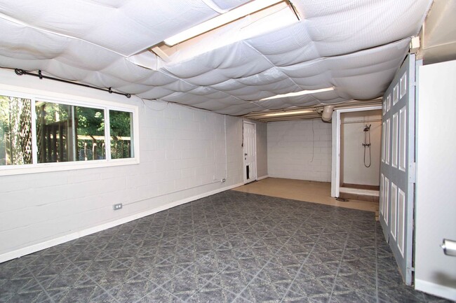 Building Photo - 4 Bed 2 Bath House for Rent