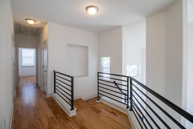 Building Photo - Amazing and peaceful 3/2.5 home in Austin!
