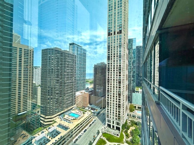 Building Photo - 505 N McClurg Ct