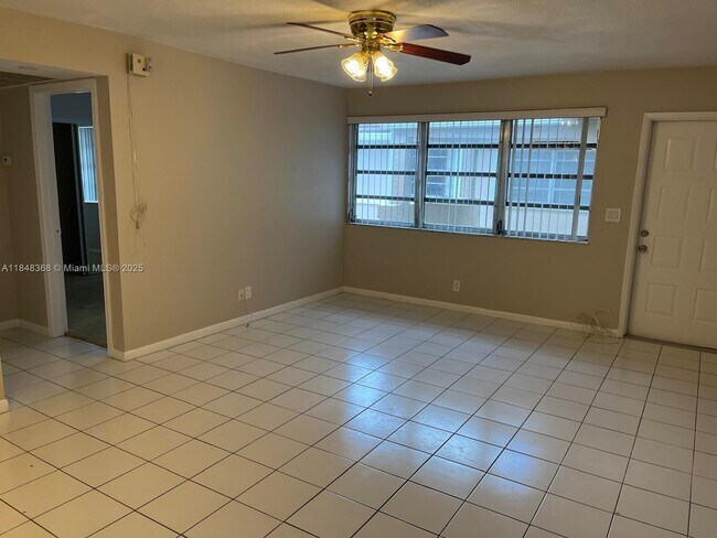 Building Photo - 10172 Twin Lakes Dr