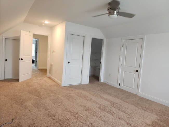 Building Photo - Stunning Luxury Home with 5 Bedrooms and 5...
