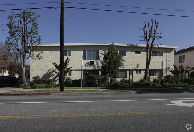 Building Photo - 5860 Hazeltine Ave