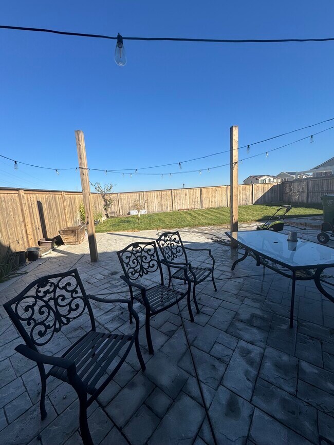 Building Photo - 205 Zinnia Way