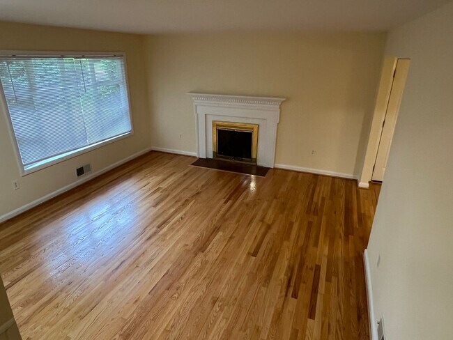 Building Photo - Single Family home in Alexandria- Minutes to Ft Belvior