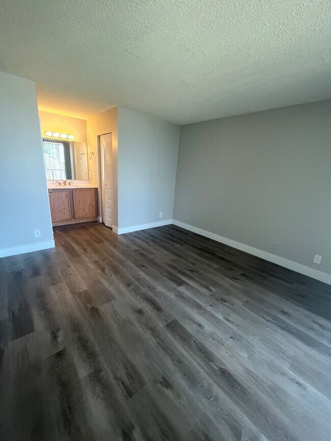 Building Photo - ONE BEDROOM ONE BATHROOM!! With LAKEVIEW!